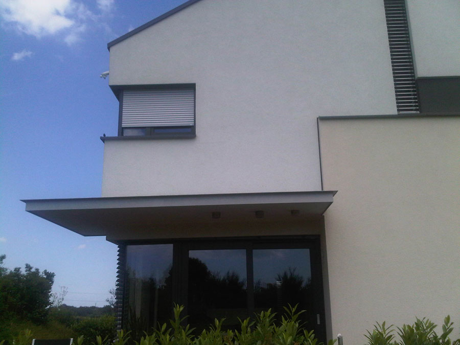 Moderner Neubau mit Terrasse